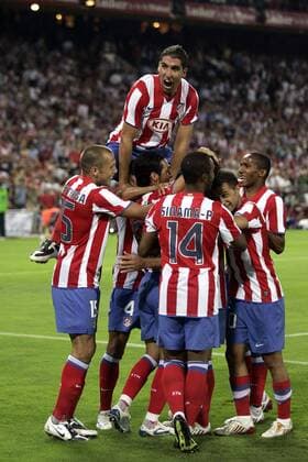 Torjubel Atletico Madrid mit Johnny Heitinga (li.) und Raul Garcia (obenauf) -  - NOxONLINExUSE Fußball EC 1 Herren Champions League 2008 2009 Qualifikation, Atletico Madrid Gruppe Madrid Freude,