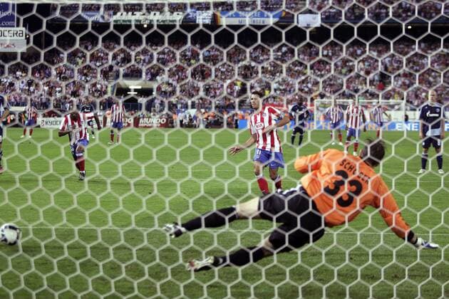 Maxi Rodriguez (Atletico Madrid) trifft per Elfmeter zum 4:0 gegen Torwart Mathias Schober (Schalke) -  - NOxONLINExUSE Fußball EC 1 Herren Champions League 2008 2009 Qualifikation, Atletico Madrid - FC Schalke 04 Totale Madrid