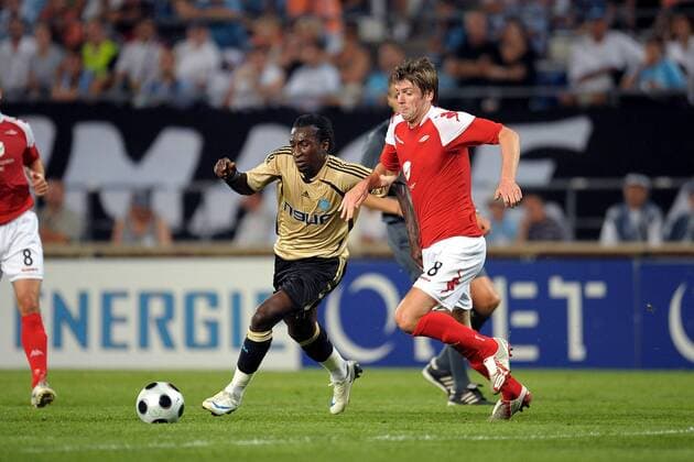 Mamadou Niang (Marseille, li.) gegen Olafur Örn Bjarnason (Bergen) -  Fußball EC 1 Herren Champions League Quali 2008 2009, Olympique de Marseille OM, SK Brann Bergen Gruppe Marseille Dynamik,