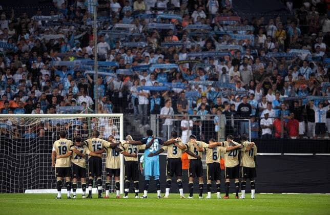 Schweigeminute Marseille anlässlich eines verunglückten Fanbusses -  Fußball EC 1 Herren Champions League Quali 2008 2009, Olympique de Marseille OM Totale Marseille Ruhe,