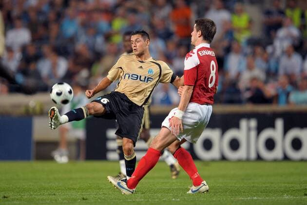 Karim Ziani (Marseille, li.) gegen Gylfi Einarsson (Bergen) -  Fußball EC 1 Herren Champions League Quali 2008 2009, Olympique de Marseille OM SK Brann Gruppe Marseille Dynamik,