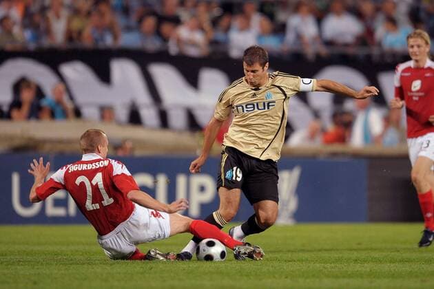 Lorik Cana (Marseille, re.) gegen Kristjan Sigurdsson (Bergen) -  Fußball EC 1 Herren Champions League Quali 2008 2009, Olympique de Marseille OM SK Brann Gruppe Marseille Dynamik,