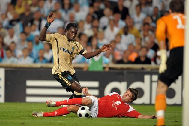 Mamadou Niang (Marseille, li.) gegen Olafur Örn Bjarnason (Bergen) -  Fußball EC 1 Herren Champions League Quali 2008 2009, Olympique de Marseille OM SK Brann Gruppe Marseille Dynamik, Kampf,