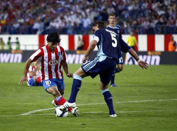 Sergio Agüero (Atletico Madrid, li.) gegen Marcelo Jose Bordon (Schalke) -  - NOxONLINExUSE Fußball EC 1 Herren Champions League Qualifikation 2008 2009, Atletico Madrid, - FC Schalke 04 4:0, Vdig Gruppe Madrid Dynamik,