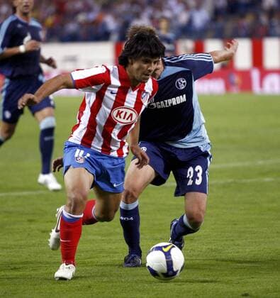 Sergio Agüero (Atletico Madrid, li.) gegen Benedikt Höwedes (Schalke) -  - NOxONLINExUSE Fußball EC 1 Herren Champions League Qualifikation 2008 2009, Atletico Madrid, - FC Schalke 04 4:0, Vdig Gruppe Madrid