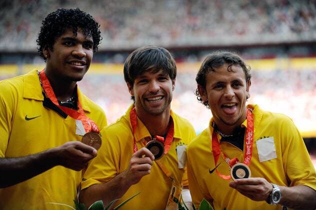 Bronze bei Olympia 2008 für v.li.: Breno, Diego und Rafinha (alle Brasilien) - die Bundesligaspieler des brasilianischen Olympiateams präsentieren ihre Medaillen - Fußball OS Sommer Herren Olympische Spiele 2008, Sommerspiele, Nationalmannschaft, Siegerehrung, Olympiateam, Vdig Gruppe Peking Freude,