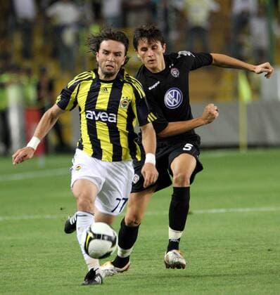Gökhan Gönül (Fenerbahce, li.) gegen Ljubomir Fejsa (Partizan Belgrad) -  Fußball EC 3 Herren Champions League 2008 2009, Qualifikation, Fenerbahce SK Istanbul - Partizan Belgrad Gruppe Istanbul Dynamik,