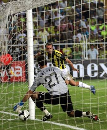 Semih Sentürk (Fenerbahce, hi.) trifft gegen Torwart Mladen Bozovic (Partizan Belgrad) zum 1:0 -  Fußball EC 3 Herren Champions League 2008 2009, Qualifikation, Fenerbahce SK Istanbul - Partizan Belgrad Gruppe Istanbul