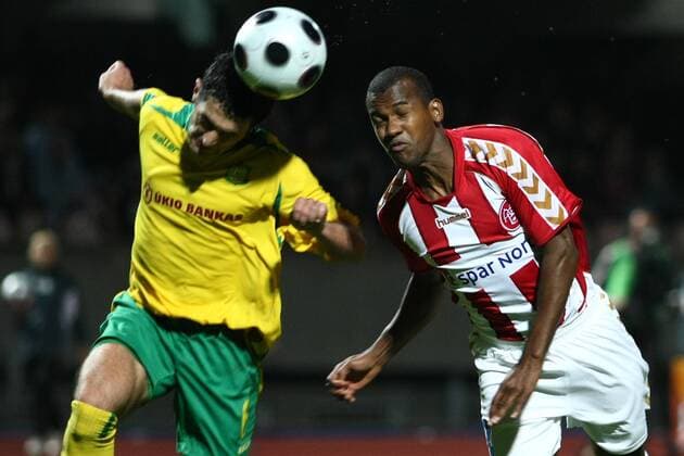 Caca (Aalborg, re.) gegen Nukri Manchkhava (Kaunas) -  (APS20080827LG0073) Fußball EC 1 Herren Champions League Qualifikation 2008 2009, FBK Kaunas - Aalborg BK 0:2 Gruppe Kaunas Dynamik,