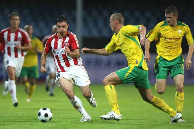Marek Saganowski (Aalborg, li.) gegen Mindaugas Baguzis (Kaunas) -  (APS20080827LG03) Fußball EC 1 Herren Champions League Qualifikation 2008 2009, FBK Kaunas - Aalborg BK 0:2 Gruppe Kaunas Dynamik,
