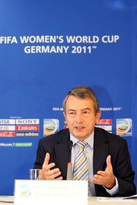 DFB Generalsekretär Wolfgang Niersbach (Deutschland) - Pressekonferenz zur Frauenfußball WM 2011 Fußball WM Damen WM 2011, Frauen, Frauenfußball, Vorschau, PK, Pressetermin, 2008 Einzelbild Frankfurt M.