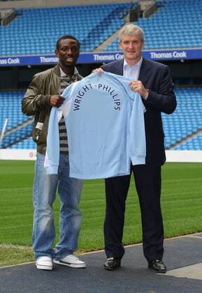 Trainer Mark Hughes (re.) präsentiert Neuzugang Shaun Wright Phillips (beide Manchester City) - EDITORIAL USE ONLY. No use with unauthorised audio, video, data, fixture lists, club league logos or live services. Online in-match use limited to 120 images, no video emulation. No use in betting, games or single club league player publications. Fußball Herren English Premier League 2008 2009, 1. Englische Liga, Manchester City, Pressetermin, Präsentation Gruppe Manchester