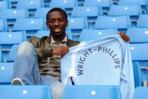 Neuzugang Shaun Wright Phillips (Manchester City) präsentiert sein neues Trikot - EDITORIAL USE ONLY. No use with unauthorised audio, video, data, fixture lists, club league logos or live services. Online in-match use limited to 120 images, no video emulation. No use in betting, games or single club league player publications. Fußball Herren English Premier League 2008 2009, 1. Englische Liga, Manchester City, Pressetermin, Präsentation Einzelbild Manchester