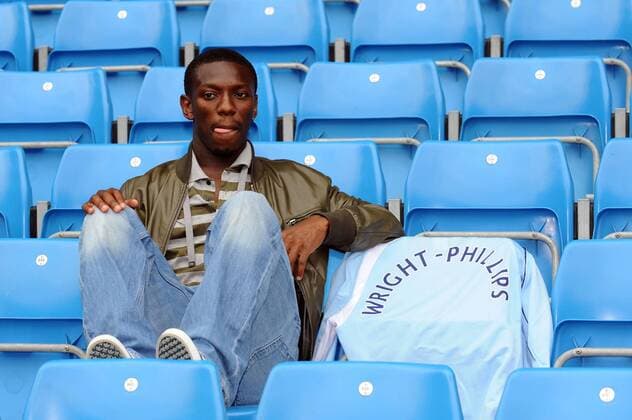 Neuzugang Shaun Wright Phillips (Manchester City) präsentiert sein neues Trikot - EDITORIAL USE ONLY. No use with unauthorised audio, video, data, fixture lists, club league logos or live services. Online in-match use limited to 120 images, no video emulation. No use in betting, games or single club league player publications. Fußball Herren English Premier League 2008 2009, 1. Englische Liga, Manchester City, Pressetermin, Präsentation Einzelbild Manchester