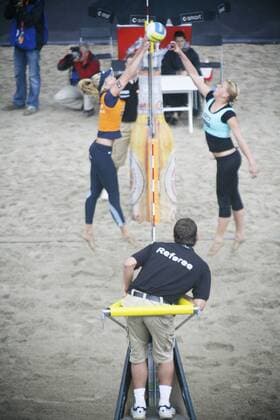 Beachvolleyball Schiedsrichter schaut genau hin, als Stephanie Pohl (li.) den Ball von Britta Büthe (beide Deutschland) blockt Beachvolleyball LM Damen Deutsche Smart Meisterschaft 2008, DM, Beach Gruppe Timmendorf, Timmendorfer Strand Dynamik, Konzentration,