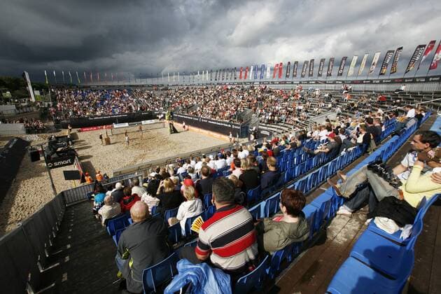 Graue Wolken über dem Center Court der Beachvolleyballanlage am Timmendorfer Strand anlässlich der Deutschen Meisterschaft 2008 Beachvolleyball LM Damen Deutsche Smart Meisterschaft 2008, DM, Beach Totale Timmendorf, Timmendorfer Strand