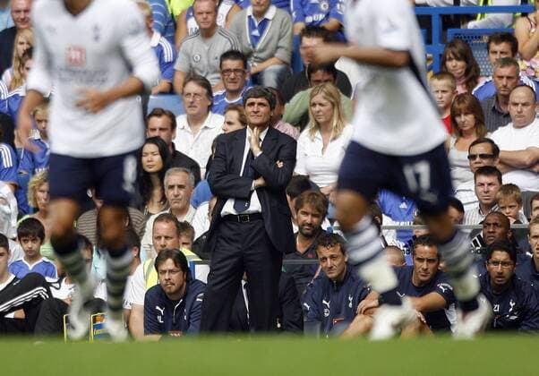 Trainer Juan de la Cruz Ramos (Tottenham Hotspurs, Mitte) - EDITORIAL USE ONLY. No use with unauthorised audio, video, data, fixture lists, club league logos or live services. Online in-match use limited to 120 images, no video emulation. No use in betting, games or single club league player publications. Fußball Herren English Premier League 2008 2009, 1. Englische Liga, Tottenham Hotspur, Spurs Totale London