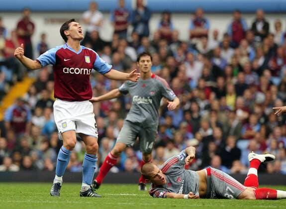 Martin Skrtel (Liverpool, re.) gegen Gareth Barry (Aston Villa) - EDITORIAL USE ONLY. No use with unauthorised audio, video, data, fixture lists, club league logos or live services. Online in-match use limited to 120 images, no video emulation. No use in betting, games or single club league player publications. Fußball Herren English Premier League 2008 2009, 1. Englische Liga, Aston Villa - Liverpool FC Gruppe Birmingham