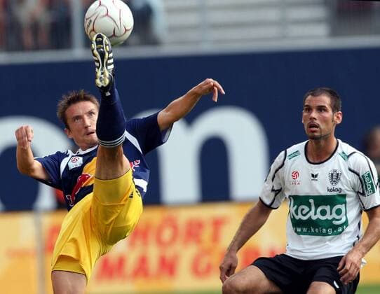 Patrick Jezek (Salzburg, li.) gegen Oliver Pusztai (Kärnten) -  Fußball Herren Bundesliga 2008 2009, 1. Österreichische Liga, SK Austria Kärnten - FC Red Bull Salzburg, RedBull RB Gruppe Klagenfurt Dynamik,
