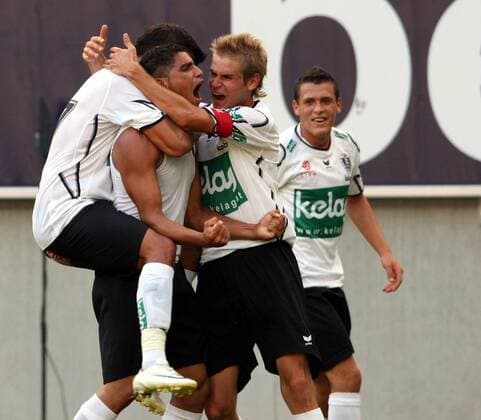 Adi Rocha Sobrinho Filho (Mitte li.) und Manuel Weber (Mitte re., beide Kärnten) - Torjubel -  Fußball Herren Bundesliga 2008 2009, 1. Österreichische Liga, SK Austria Kärnten Gruppe Klagenfurt Freude,