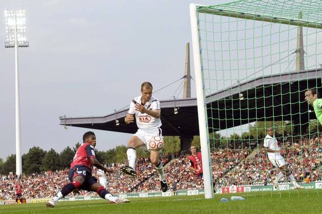 Fernandes Michel Bastos (Lille, li.) trifft gegen Franck Jurietti (Bordeaux, Mitte) zum 1:1 -  Fußball Herren Ligue 1 2008 2009, 1. Französische Liga, OSC Lille - Girondins de Bordeaux Gruppe Lille