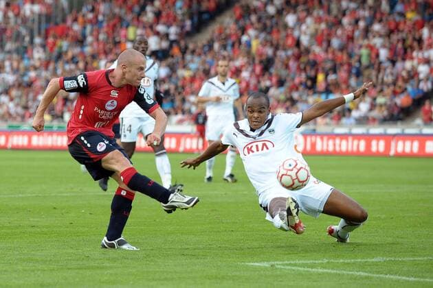 Florent Balmont (Lille, li.) gegen Henrique (Bordeaux) -  Fußball Herren Ligue 1 2008 2009, 1. Französische Liga, OSC Lille - Girondins de Bordeaux Gruppe Lille Dynamik,