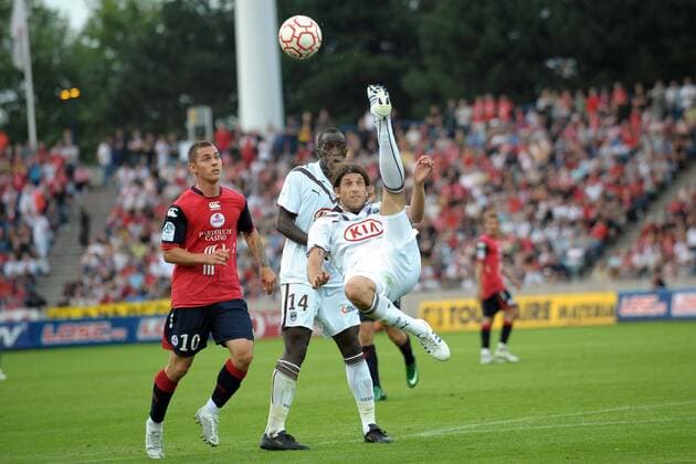 Ludovic Obraniak (Lille, li.) gegen Diego Placente (Bordeaux) -  Fußball Herren Ligue 1 2008 2009, 1. Französische Liga, OSC Lille - Girondins de Bordeaux Gruppe Lille