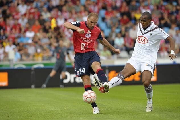 Robert Vittek (Lille, li.) gegen Henrique (Bordeaux) -  Fußball Herren Ligue 1 2008 2009, 1. Französische Liga, OSC Lille - Girondins de Bordeaux Gruppe Lille Dynamik,