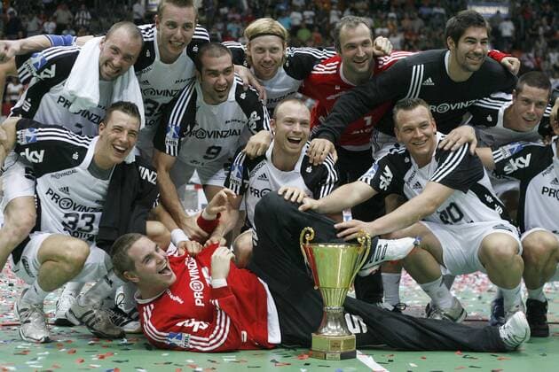 THW Kiel gewinnt den Supercup 2008, hi.v.li.: Vid Kavticnik, Filip Jicha, Igor Anic, Börge Lund, Torwart Thierry Omeyer, Nikola Karabatic, Kim Andersson; vorn: Dominik Klein, Torwart Andreas Palicka, Henrik Lundström und Christian Zeitz Handball Herren Supercup 2008 2009, Super Cup, THW Kiel Totale München Freude,
