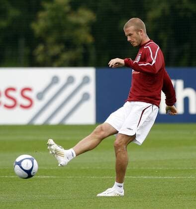 David Beckham (England) - EDITORIAL USE ONLY. No use with unauthorised audio, video, data, fixture lists, club league logos or live services. Online in-match use limited to 120 images, no video emulation. No use in betting, games or single club league player publications. Fußball Herren Nationalmannschaft 2008, Training Einzelbild Dynamik,