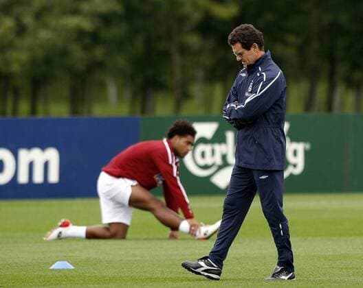 Nationaltrainer Fabio Capello (England) - EDITORIAL USE ONLY. No use with unauthorised audio, video, data, fixture lists, club league logos or live services. Online in-match use limited to 120 images, no video emulation. No use in betting, games or single club league player publications. Fußball Herren Nationalmannschaft 2008, Training Einzelbild Nachdenklichkeit,