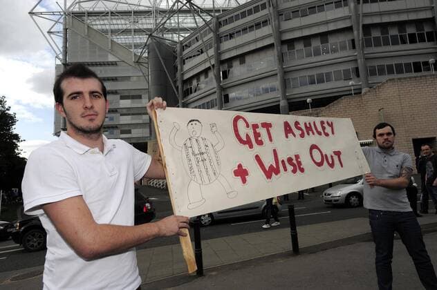 Fans von Newcastle United protestieren gegen die Entlassung von Trainer Kevin Keegan und fordern stattdessen den Rücktritt von Eigentümer Mike Ashley und Sportdirektor Dennis Wise - EDITORIAL USE ONLY. No use with unauthorised audio, video, data, fixture lists, club league logos or live services. Online in-match use limited to 120 images, no video emulation. No use in betting, games or single club league player publications. Fußball Herren English Premier League 2008 2009, 1. Englische Liga, get out Gruppe Newcastle Enttäuschung,