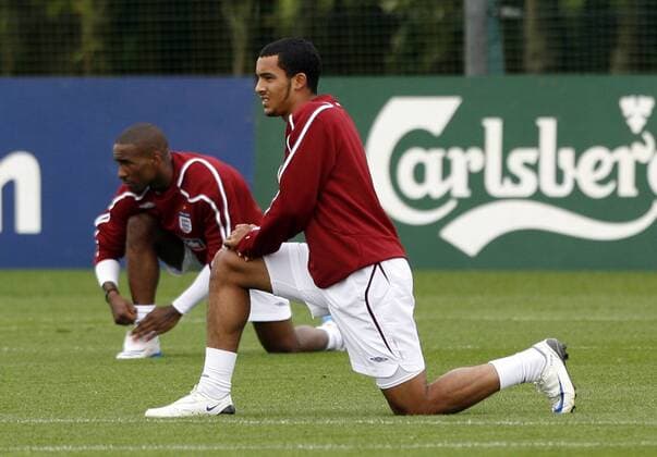 Theo Walcott vor Jermain Defoe (beide England) - EDITORIAL USE ONLY. No use with unauthorised audio, video, data, fixture lists, club league logos or live services. Online in-match use limited to 120 images, no video emulation. No use in betting, games or single club league player publications. Fußball Herren Nationalteam 2008, Training Gruppe