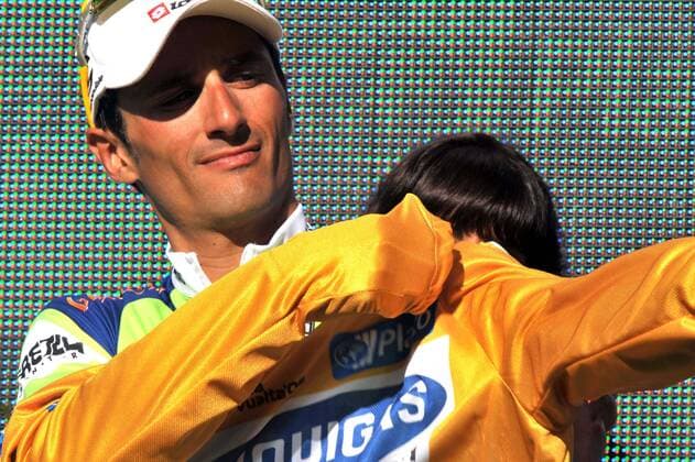 Daniele Bennati (Italien Liquigas) gewinnt die vierte Etappe der Spanienrundfahrt 2008 und kann sich nunmehr das goldene Trikot des Gesamtführenden überstreifen -  Radsport Herren Vuelta a Espana 2008, Spanienrundfahrt, Straßenradsport, Straße, Rad Einzelbild 4. Etappe: Cordoba - Puertollano Freude,