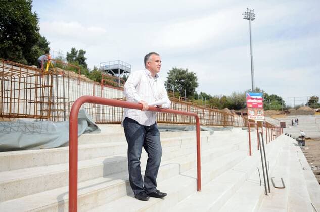 Präsident Dirk Zingler (Union Berlin) besichtigt die Bauarbeiten im heimischen Stadion An der Alten Försterei Fußball Herren 3. Liga 2008 2009, 1. FC Union Berlin, Stadionumbau, Modernisierung, Baustelle Totale Alte Försterei o0 Stadionmodernisierung Berlin