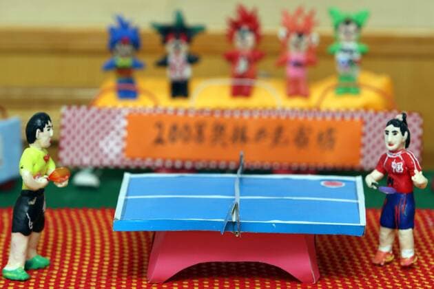 Zhang Yining (li.) und Wang Nan (beide China) als Süßigkeitenfiguren an einer Tischtennisplatte - Nachbildung des Olympischen Tischtennis Finales 2008 -  (CFP394274016) Tischtennis OS Sommer Damen Olympische Spiele 2008, Sommerspiele, vdig Gruppe Tianjin