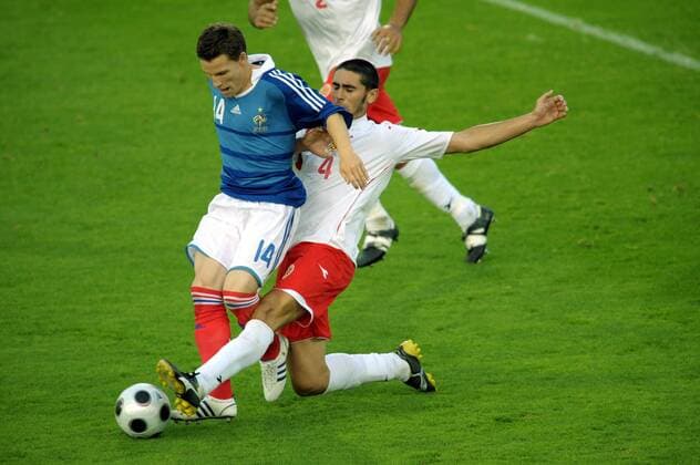 Kevin Gameiro (Frankreich U21, li.) gegen Jonathan Caruana (Malta U21) Fußball Länderspiel Herren U21 EM Qualifikation 2008, U 21, Nationalmannschaft, Nationaltrikot, Vdig Gruppe Boulogne sur mer Dynamik, 