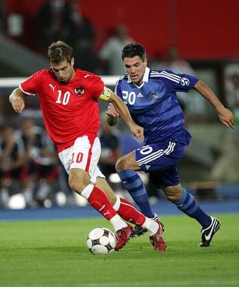 Andreas Ivanschitz (Österreich, li.) gegen Jeremy Toulalan (Frankreich) -  Fußball Länderspiel Herren WM Quali 2008, Nationalteam, Nationaltrikot, Österreich - Frankreich 3:1 Gruppe Wien Dynamik,