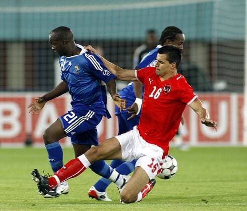 Lassana Diarra (Frankreich, li.) gegen Paul Scharner (Österreich) -  Fußball Länderspiel Herren WM Qualifikation 2008, Nationalmannschaft, Nationaltrikot Gruppe Wien Dynamik,