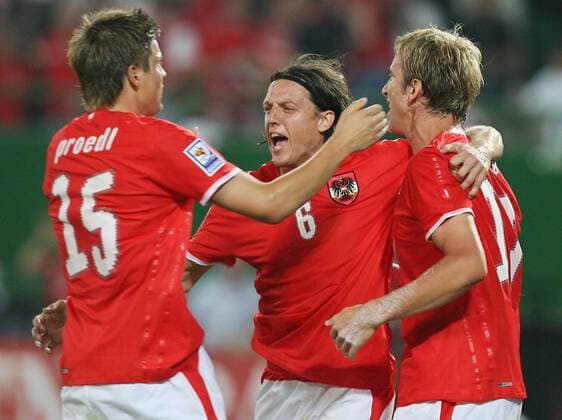 Rene Aufhauser (Mitte) jubelt mit Sebastian Prödl (li.) und Marc Janko (alle Österreich) -  Fußball Länderspiel Herren WM Qualifikation 2008, Nationalmannschaft, Nationaltrikot Gruppe Wien Freude,