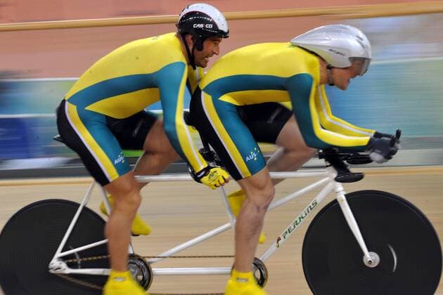 Kieran Modra (li.) und Tyson Lawrence (beide Australien) - Behindertensport Herren Paralympics 2008, Sommerspiele, Sommer Spiele, Radsport, Bahnrad, Bahnradsport, Rad, Bahn, Halle, Einzelbild o0 B&VI, blind, sehbehindert, Behinderung, Beijing Anstrengung,