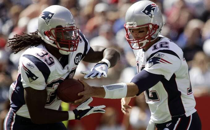 Tom Brady (re.) übergibt den Ball an Laurence Maroney (beide New England Patriots) -  (BOS20080907005) American Football Herren NFL 2008 2009, New England Patriots Gruppe Foxboro