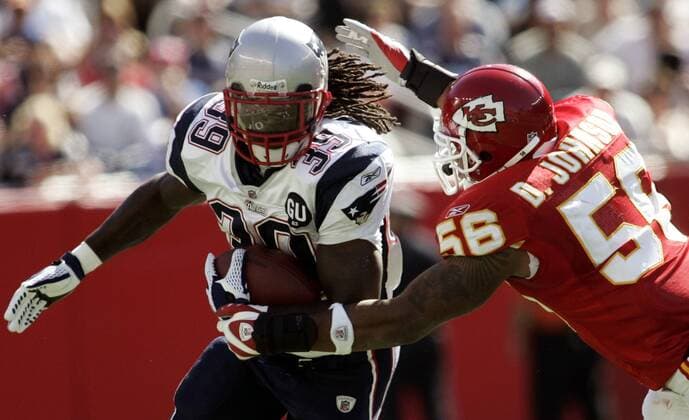 Laurence Maroney (New England Patriots, li.) gegen Derrick Johnson (Kansas City Chiefs) -  (BOS20080907011) American Football Herren NFL 2008 2009, New England Patriots - Kansas City Chiefs Gruppe Foxboro Dynamik,