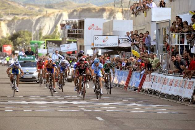 Greg van Avermaet (Belgien Silence Lotto, Mitte) gewinnt die 9. Etappe der Vuelta 2008 vor Davide Rebellin (Italien Gerolsteiner, 2.v.re.), Juan Antonio Flecha (Spanien Rabobank, 2.v.li.) und Rinaldo Nocentini ... -  Radsport Herren Vuelta a Espana 2008, Spanienrundfahrt, Straßenradsport, Straße, Rad Totale 9. Etappe: Vielha - Sabinanigo