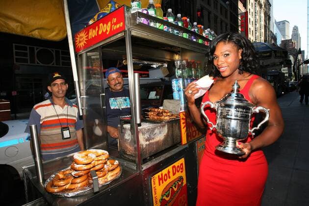 Serena Williams (USA) posiert mit der Trophäe der US Open neben einem Hot Dog stand Tennis Damen US Open 2008, Grand Slam, WTA Tour, Fotoshooting, Gruppe New York, NY, N Y