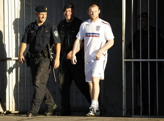 Wayne Rooney (England) begleitet von Sicherheitskräften - EDITORIAL USE ONLY. No use with unauthorised audio, video, data, fixture lists, club league logos or live services. Online in-match use limited to 120 images, no video emulation. No use in betting, games or single club league player publications. Fußball Herren Nationalteam 2008, England, Training Gruppe Zagreb