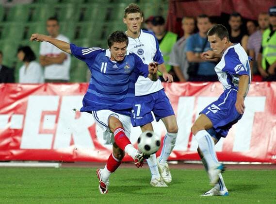 Anthony Mounier (Frankreich U21, li.) gegen Ognjen Vranjes (re.) und Adin Dzafic (beide Bosnien Herzegowina U21) -  Fußball Länderspiel Herren U21 EM Quali 2008 Nationalmannschaft Nationaltrikot Bosnien Herzegowina U21 - Frankreich U21 0:1 Gruppe Sarajevo Dynamik,