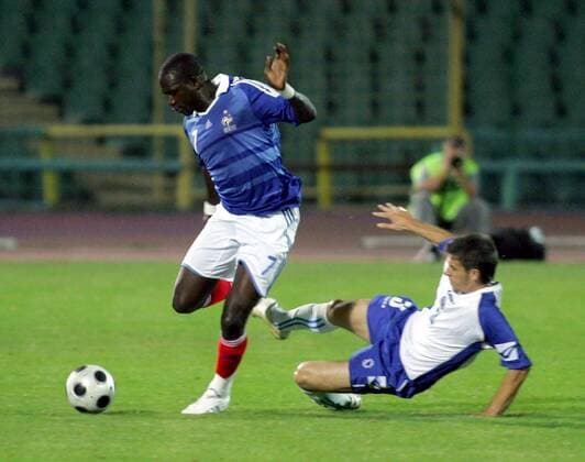 Moussa Sissoko (Frankreich U21, li.) gegen Matjas Pejic (Bosnien Herzegowina U21) -  Fußball Länderspiel Herren U21 EM Quali 2008 Nationalmannschaft Nationaltrikot Bosnien Herzegowina U21 - Frankreich U21 0:1 Gruppe Sarajevo Dynamik, Kampf,
