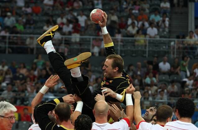 Spanien ist Dritter im Handball der Olympischen Spiele 2008, Torwart David Barrufet wird gefeiert Handball OS Sommer Herren Olympische Spiele Peking 2008, Sommerspiele, Nationalmannschaft, Nationaltrikot, Länderspiel Gruppe Spiel um Platz 3 Peking Freude,