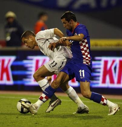 Joe Cole (England, li.) gegen Dario Srna (Kroatien) - EDITORIAL USE ONLY. No use with unauthorised audio, video, data, fixture lists, club league logos or live services. Online in-match use limited to 120 images, no video emulation. No use in betting, games or single club league player publications. Fußball Herren WM Quali, Nationalmannschaft 2008 Gruppe Zagreb Dynamik,